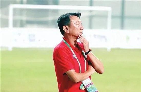 她的腰身戏弄