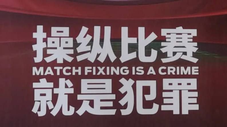 按摩职员的中年妇女